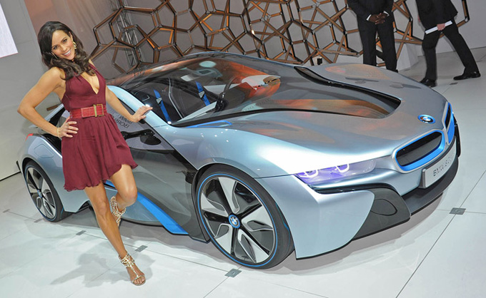 Paula Patton allo stand BMW al Los Angeles Auto Show