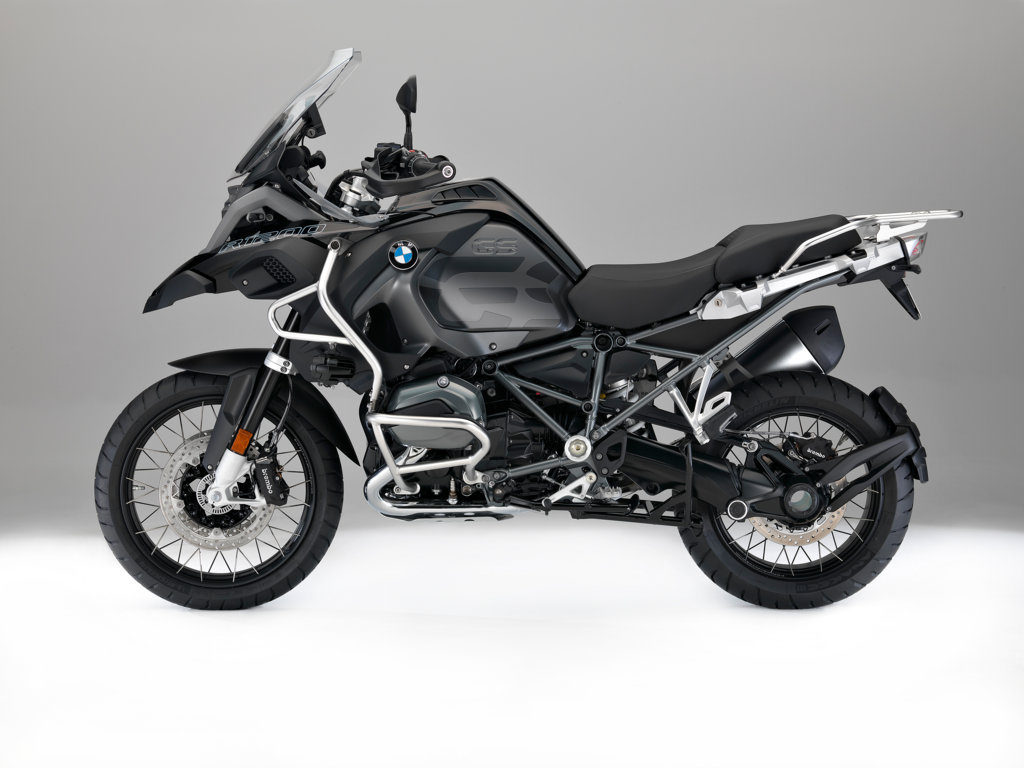 BMW R 1200 GS Adventure "Triple Black": novità per BMW Motorrad per il Model Year 2017, tra cui il lancio della BMW R NineT Scrambler  BMW R 1200 GS Adventure "Triple Black": novità per BMW Motorrad per il Model Year 2017, tra cui il lancio della BMW R NineT Scrambler  Le novità del Model Year 2017 comprenderanno diverse operazioni di restyling. I modelli possono essere ordinati presso tutti i concessionari BMW nella nuova configurazione a partire da agosto 2016.   Cambiamenti tecnici ai modelli boxer raffreddati a liquido  Con l’inizio delle vendite del Model Year 2017 già nell’agosto 2016, i motori dei modelli boxer raffreddati a liquido saranno sottoposti ad ulterori cambiamenti tecnici oltre che all’applicazione di misure EU4 e all’aggiunta di luci laterali come richiesto dalla legge.  Come la R 1200 GS Adventure, tutti i modelli boxer raffreddati a liquido saranno ora dotati di un dispositivo “judder damper” sull’albero di trasmissione. Nuovi elementi comprendono anche un attuatore del tamburo di selezione rivisitato, alberi di trasmissione e cuscinetti degli stessi. Una spia di segnalazione OBD nel cruscotto è stata aggiunta per rispettare i regolamenti EU4.    BMW R 1200 GS  Oltre ai cambiamenti tecnici di cui sopra, il pannello strumenti della R 1200 GS presenta ora un design aggiornato. La gamma di accessori opzionali comprende una nuova barra che consente il montaggio delle protezioni dei coperchi dei cilindri – anch’essi disponibili come accessori a richiesta.  BMW R 1200 GS Adventure  Oltre ai cambiamenti tecnici descritti sopra, il pannello strumenti della R 1200 GS Adventure presenta un design rivisitato. A partire dal Model Year 2017, il color Ocean Blue metallizzato opaco non è più disponibile per questa moto.  Nuovo modello speciale BMW R 1200 GS Adventure “Triple Black”  “Triple Black” – questa versione speciale della BMW R 1200 GS ha affermato la propria tradizione ed il suo nome che ancora una volta dice tutto. BMW Motorrad sta rispondendo ad un desiderio espresso da molti clienti, presentando questa eccezionale enduro da viaggio con una finitura virtualmente all black.  Il coperchio del serbatoio carburante centrale, quello del compartimento bagagli ed il parafango anteriore nel colore Blackstorm metallizzato, insieme ai pannelli laterali del serbatoio in Dark Slate metallizzato, conferiscono alla leggendaria enduro da viaggio un aspetto particolarmente maschile. Forti accenti tecnici sono espressi dal telaio anteriore e posteriore in Agate Grey, insieme al colore nero usato per il motore, la scatola del cambio ed il braccio oscillante.  Una nuova sella nera con le lettere “GS” goffrate sulla sezione del passeggero completa l’aspetto straordinario della nuova R 1200 GS “Triple Black”.  BMW R 1200 RT  Oltre ai cambiamenti tecnici sopra descritti, la R 1200 RT presenterà nuovi colori a partire dal Model Year 2017. Per migliorare la sicurezza della moto, la sua gamma di equipaggiamenti opzionali è ampliata per comprendere l’ABS Pro ottimizzato per le frenate a moto inclinata e la luce di frenata dinamica (entrambi in abbinamento all’opzione Riding Modes Pro). Uno sguardo ai nuovi colori della R 1200 RT:  Carbon Black metallizzato. Alpine White I colori Ebony metallizzato e San Marino Blue metallizzato non sono più disponibili. Il color Platinum Bronze metallizzato rimane in gamma BMW R 1200 R  Oltre ai cambiamenti tecnici menzionati prima, la R 1200 R non sarà offerta soltanto nelle nuove finiture di colore a partire dal Model Year 2017. Con l’intenzione di migliorare la sicurezza, la sua gamma di elementi di equipaggiamento speciali viene ampliata per comprendere l’ABS Pro ottimizzato per le frenate a moto inclinata e la luce di frenata dinamica (entrambi in abbinamento all’opzione Riding Modes Pro). Uno sguardo ai nuovi colori della R 1200 R:  Racing Red La variante precedentemente indicata come “Style 1” viene ora nominata “R 1200 R Sport” nella combinazione di colori Light White / Cordoba Blue (nuovo colore per il telaio). Le finiture precedenti Cordoba Blue e Light White non sono più disponibili.   BMW R 1200 RS  Oltre ai cambiamenti tecnici illustrati sopra, la R 1200 RS non presenterà soltanto nuove finiture di colore a partire dal Model Year 2017. Per migliorare la sicurezza, la sua gamma di equipaggiamenti speciali viene ampliata per comprendere l’ABS Pro ottimizzato per le frenate a moto inclinata e la luce di frenata dinamica (entrambi in abbinamento all’opzione Riding Modes Pro). I nuovi colori della R 1200 RS prevedono le seguenti novità:  La variante precedentemente indicata come “Style 2” viene ora rinominata “R 1200 RS Sport” nella combinazione di colori Light White metallizzato /Magellan Grey metallizzato opaco. La precedente finitura in Granite Grey metallizzato opaco (Style 2) non sarà più disponibile.  Il prezzo ed il lancio della nuova BMW R nineT Scrambler   BMW Motorrad annuncia il prezzo della nuova BMW R nineT Scrambler in occasione dei BMW Motorrad Days 2016. Il secondo modello al mondo dell’esperienza “Heritage” di BMW Motorrad sarà disponibile in Italia al prezzo chiavi in mano di 14.000,00 EUR, IVA compresa (22%).  Il lancio sul mercato della nuova BMW R nineT Scrambler è in programma per il 16 settembre 2016.  Punti salienti della nuova BMW R nineT Scrambler:  Design Scrambler purista, concetto classico di colore, grande attenzione ai dettagli. Motore bicilindrico boxer raffreddato ad aria/olio con una cilindrata di 1.170 cc. La potenza di 81 kW (110 CV) viene erogata a 7.750 giri/min., con una coppia massima di 116 Nm a 6.000 giri/min. Telaio modulare con il telaio passeggero asportabile che offre un’ampia scelta di varianti. Sospensione classica mediante forcella telescopica anteriore e paralever al posteriore. Ruota anteriore da 19 pollici tipica della Scrambler. Pinze freni a 4 pistoncini montate assialmente, condotti freni avvolti in acciaio, dischi freni da 320 millimetri e ABS. Scarico rialzato montato vicino alla carrozzeria con doppio silenziatore. Posizione rialzata della sella in classico stile Scrambler. Sella con cuciture a vista. Ideale per il customizing e la personalizzazione. Optional e accessori originali su misura nella famosa qualità BMW Motorrad. Cartella stampa completa