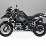 BMW R 1200 GS Adventure "Triple Black": novità per BMW Motorrad per il Model Year 2017, tra cui il lancio della BMW R NineT Scrambler BMW R 1200 GS Adventure "Triple Black": novità per BMW Motorrad per il Model Year 2017, tra cui il lancio della BMW R NineT Scrambler Le novità del Model Year 2017 comprenderanno diverse operazioni di restyling. I modelli possono essere ordinati presso tutti i concessionari BMW nella nuova configurazione a partire da agosto 2016. Cambiamenti tecnici ai modelli boxer raffreddati a liquido Con l’inizio delle vendite del Model Year 2017 già nell’agosto 2016, i motori dei modelli boxer raffreddati a liquido saranno sottoposti ad ulterori cambiamenti tecnici oltre che all’applicazione di misure EU4 e all’aggiunta di luci laterali come richiesto dalla legge. Come la R 1200 GS Adventure, tutti i modelli boxer raffreddati a liquido saranno ora dotati di un dispositivo “judder damper” sull’albero di trasmissione. Nuovi elementi comprendono anche un attuatore del tamburo di selezione rivisitato, alberi di trasmissione e cuscinetti degli stessi. Una spia di segnalazione OBD nel cruscotto è stata aggiunta per rispettare i regolamenti EU4. BMW R 1200 GS Oltre ai cambiamenti tecnici di cui sopra, il pannello strumenti della R 1200 GS presenta ora un design aggiornato. La gamma di accessori opzionali comprende una nuova barra che consente il montaggio delle protezioni dei coperchi dei cilindri – anch’essi disponibili come accessori a richiesta. BMW R 1200 GS Adventure Oltre ai cambiamenti tecnici descritti sopra, il pannello strumenti della R 1200 GS Adventure presenta un design rivisitato. A partire dal Model Year 2017, il color Ocean Blue metallizzato opaco non è più disponibile per questa moto. Nuovo modello speciale BMW R 1200 GS Adventure “Triple Black” “Triple Black” – questa versione speciale della BMW R 1200 GS ha affermato la propria tradizione ed il suo nome che ancora una volta dice tutto. BMW Motorrad sta rispondendo ad un desiderio espresso da molti clienti, presentando questa eccezionale enduro da viaggio con una finitura virtualmente all black. Il coperchio del serbatoio carburante centrale, quello del compartimento bagagli ed il parafango anteriore nel colore Blackstorm metallizzato, insieme ai pannelli laterali del serbatoio in Dark Slate metallizzato, conferiscono alla leggendaria enduro da viaggio un aspetto particolarmente maschile. Forti accenti tecnici sono espressi dal telaio anteriore e posteriore in Agate Grey, insieme al colore nero usato per il motore, la scatola del cambio ed il braccio oscillante. Una nuova sella nera con le lettere “GS” goffrate sulla sezione del passeggero completa l’aspetto straordinario della nuova R 1200 GS “Triple Black”. BMW R 1200 RT Oltre ai cambiamenti tecnici sopra descritti, la R 1200 RT presenterà nuovi colori a partire dal Model Year 2017. Per migliorare la sicurezza della moto, la sua gamma di equipaggiamenti opzionali è ampliata per comprendere l’ABS Pro ottimizzato per le frenate a moto inclinata e la luce di frenata dinamica (entrambi in abbinamento all’opzione Riding Modes Pro). Uno sguardo ai nuovi colori della R 1200 RT: Carbon Black metallizzato. Alpine White I colori Ebony metallizzato e San Marino Blue metallizzato non sono più disponibili. Il color Platinum Bronze metallizzato rimane in gamma BMW R 1200 R Oltre ai cambiamenti tecnici menzionati prima, la R 1200 R non sarà offerta soltanto nelle nuove finiture di colore a partire dal Model Year 2017. Con l’intenzione di migliorare la sicurezza, la sua gamma di elementi di equipaggiamento speciali viene ampliata per comprendere l’ABS Pro ottimizzato per le frenate a moto inclinata e la luce di frenata dinamica (entrambi in abbinamento all’opzione Riding Modes Pro). Uno sguardo ai nuovi colori della R 1200 R: Racing Red La variante precedentemente indicata come “Style 1” viene ora nominata “R 1200 R Sport” nella combinazione di colori Light White / Cordoba Blue (nuovo colore per il telaio). Le finiture precedenti Cordoba Blue e Light White non sono più disponibili. BMW R 1200 RS Oltre ai cambiamenti tecnici illustrati sopra, la R 1200 RS non presenterà soltanto nuove finiture di colore a partire dal Model Year 2017. Per migliorare la sicurezza, la sua gamma di equipaggiamenti speciali viene ampliata per comprendere l’ABS Pro ottimizzato per le frenate a moto inclinata e la luce di frenata dinamica (entrambi in abbinamento all’opzione Riding Modes Pro). I nuovi colori della R 1200 RS prevedono le seguenti novità: La variante precedentemente indicata come “Style 2” viene ora rinominata “R 1200 RS Sport” nella combinazione di colori Light White metallizzato /Magellan Grey metallizzato opaco. La precedente finitura in Granite Grey metallizzato opaco (Style 2) non sarà più disponibile. Il prezzo ed il lancio della nuova BMW R nineT Scrambler BMW Motorrad annuncia il prezzo della nuova BMW R nineT Scrambler in occasione dei BMW Motorrad Days 2016. Il secondo modello al mondo dell’esperienza “Heritage” di BMW Motorrad sarà disponibile in Italia al prezzo chiavi in mano di 14.000,00 EUR, IVA compresa (22%). Il lancio sul mercato della nuova BMW R nineT Scrambler è in programma per il 16 settembre 2016. Punti salienti della nuova BMW R nineT Scrambler: Design Scrambler purista, concetto classico di colore, grande attenzione ai dettagli. Motore bicilindrico boxer raffreddato ad aria/olio con una cilindrata di 1.170 cc. La potenza di 81 kW (110 CV) viene erogata a 7.750 giri/min., con una coppia massima di 116 Nm a 6.000 giri/min. Telaio modulare con il telaio passeggero asportabile che offre un’ampia scelta di varianti. Sospensione classica mediante forcella telescopica anteriore e paralever al posteriore. Ruota anteriore da 19 pollici tipica della Scrambler. Pinze freni a 4 pistoncini montate assialmente, condotti freni avvolti in acciaio, dischi freni da 320 millimetri e ABS. Scarico rialzato montato vicino alla carrozzeria con doppio silenziatore. Posizione rialzata della sella in classico stile Scrambler. Sella con cuciture a vista. Ideale per il customizing e la personalizzazione. Optional e accessori originali su misura nella famosa qualità BMW Motorrad. Cartella stampa completa