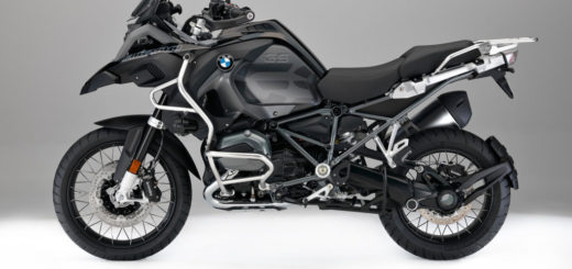 BMW R 1200 GS Adventure "Triple Black": novità per BMW Motorrad per il Model Year 2017, tra cui il lancio della BMW R NineT Scrambler BMW R 1200 GS Adventure "Triple Black": novità per BMW Motorrad per il Model Year 2017, tra cui il lancio della BMW R NineT Scrambler Le novità del Model Year 2017 comprenderanno diverse operazioni di restyling. I modelli possono essere ordinati presso tutti i concessionari BMW nella nuova configurazione a partire da agosto 2016. Cambiamenti tecnici ai modelli boxer raffreddati a liquido Con l’inizio delle vendite del Model Year 2017 già nell’agosto 2016, i motori dei modelli boxer raffreddati a liquido saranno sottoposti ad ulterori cambiamenti tecnici oltre che all’applicazione di misure EU4 e all’aggiunta di luci laterali come richiesto dalla legge. Come la R 1200 GS Adventure, tutti i modelli boxer raffreddati a liquido saranno ora dotati di un dispositivo “judder damper” sull’albero di trasmissione. Nuovi elementi comprendono anche un attuatore del tamburo di selezione rivisitato, alberi di trasmissione e cuscinetti degli stessi. Una spia di segnalazione OBD nel cruscotto è stata aggiunta per rispettare i regolamenti EU4. BMW R 1200 GS Oltre ai cambiamenti tecnici di cui sopra, il pannello strumenti della R 1200 GS presenta ora un design aggiornato. La gamma di accessori opzionali comprende una nuova barra che consente il montaggio delle protezioni dei coperchi dei cilindri – anch’essi disponibili come accessori a richiesta. BMW R 1200 GS Adventure Oltre ai cambiamenti tecnici descritti sopra, il pannello strumenti della R 1200 GS Adventure presenta un design rivisitato. A partire dal Model Year 2017, il color Ocean Blue metallizzato opaco non è più disponibile per questa moto. Nuovo modello speciale BMW R 1200 GS Adventure “Triple Black” “Triple Black” – questa versione speciale della BMW R 1200 GS ha affermato la propria tradizione ed il suo nome che ancora una volta dice tutto. BMW Motorrad sta rispondendo ad un desiderio espresso da molti clienti, presentando questa eccezionale enduro da viaggio con una finitura virtualmente all black. Il coperchio del serbatoio carburante centrale, quello del compartimento bagagli ed il parafango anteriore nel colore Blackstorm metallizzato, insieme ai pannelli laterali del serbatoio in Dark Slate metallizzato, conferiscono alla leggendaria enduro da viaggio un aspetto particolarmente maschile. Forti accenti tecnici sono espressi dal telaio anteriore e posteriore in Agate Grey, insieme al colore nero usato per il motore, la scatola del cambio ed il braccio oscillante. Una nuova sella nera con le lettere “GS” goffrate sulla sezione del passeggero completa l’aspetto straordinario della nuova R 1200 GS “Triple Black”. BMW R 1200 RT Oltre ai cambiamenti tecnici sopra descritti, la R 1200 RT presenterà nuovi colori a partire dal Model Year 2017. Per migliorare la sicurezza della moto, la sua gamma di equipaggiamenti opzionali è ampliata per comprendere l’ABS Pro ottimizzato per le frenate a moto inclinata e la luce di frenata dinamica (entrambi in abbinamento all’opzione Riding Modes Pro). Uno sguardo ai nuovi colori della R 1200 RT: Carbon Black metallizzato. Alpine White I colori Ebony metallizzato e San Marino Blue metallizzato non sono più disponibili. Il color Platinum Bronze metallizzato rimane in gamma BMW R 1200 R Oltre ai cambiamenti tecnici menzionati prima, la R 1200 R non sarà offerta soltanto nelle nuove finiture di colore a partire dal Model Year 2017. Con l’intenzione di migliorare la sicurezza, la sua gamma di elementi di equipaggiamento speciali viene ampliata per comprendere l’ABS Pro ottimizzato per le frenate a moto inclinata e la luce di frenata dinamica (entrambi in abbinamento all’opzione Riding Modes Pro). Uno sguardo ai nuovi colori della R 1200 R: Racing Red La variante precedentemente indicata come “Style 1” viene ora nominata “R 1200 R Sport” nella combinazione di colori Light White / Cordoba Blue (nuovo colore per il telaio). Le finiture precedenti Cordoba Blue e Light White non sono più disponibili. BMW R 1200 RS Oltre ai cambiamenti tecnici illustrati sopra, la R 1200 RS non presenterà soltanto nuove finiture di colore a partire dal Model Year 2017. Per migliorare la sicurezza, la sua gamma di equipaggiamenti speciali viene ampliata per comprendere l’ABS Pro ottimizzato per le frenate a moto inclinata e la luce di frenata dinamica (entrambi in abbinamento all’opzione Riding Modes Pro). I nuovi colori della R 1200 RS prevedono le seguenti novità: La variante precedentemente indicata come “Style 2” viene ora rinominata “R 1200 RS Sport” nella combinazione di colori Light White metallizzato /Magellan Grey metallizzato opaco. La precedente finitura in Granite Grey metallizzato opaco (Style 2) non sarà più disponibile. Il prezzo ed il lancio della nuova BMW R nineT Scrambler BMW Motorrad annuncia il prezzo della nuova BMW R nineT Scrambler in occasione dei BMW Motorrad Days 2016. Il secondo modello al mondo dell’esperienza “Heritage” di BMW Motorrad sarà disponibile in Italia al prezzo chiavi in mano di 14.000,00 EUR, IVA compresa (22%). Il lancio sul mercato della nuova BMW R nineT Scrambler è in programma per il 16 settembre 2016. Punti salienti della nuova BMW R nineT Scrambler: Design Scrambler purista, concetto classico di colore, grande attenzione ai dettagli. Motore bicilindrico boxer raffreddato ad aria/olio con una cilindrata di 1.170 cc. La potenza di 81 kW (110 CV) viene erogata a 7.750 giri/min., con una coppia massima di 116 Nm a 6.000 giri/min. Telaio modulare con il telaio passeggero asportabile che offre un’ampia scelta di varianti. Sospensione classica mediante forcella telescopica anteriore e paralever al posteriore. Ruota anteriore da 19 pollici tipica della Scrambler. Pinze freni a 4 pistoncini montate assialmente, condotti freni avvolti in acciaio, dischi freni da 320 millimetri e ABS. Scarico rialzato montato vicino alla carrozzeria con doppio silenziatore. Posizione rialzata della sella in classico stile Scrambler. Sella con cuciture a vista. Ideale per il customizing e la personalizzazione. Optional e accessori originali su misura nella famosa qualità BMW Motorrad. Cartella stampa completa