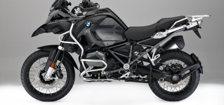 BMW R 1200 GS Adventure "Triple Black": novità per BMW Motorrad per il Model Year 2017, tra cui il lancio della BMW R NineT Scrambler BMW R 1200 GS Adventure "Triple Black": novità per BMW Motorrad per il Model Year 2017, tra cui il lancio della BMW R NineT Scrambler Le novità del Model Year 2017 comprenderanno diverse operazioni di restyling. I modelli possono essere ordinati presso tutti i concessionari BMW nella nuova configurazione a partire da agosto 2016. Cambiamenti tecnici ai modelli boxer raffreddati a liquido Con l’inizio delle vendite del Model Year 2017 già nell’agosto 2016, i motori dei modelli boxer raffreddati a liquido saranno sottoposti ad ulterori cambiamenti tecnici oltre che all’applicazione di misure EU4 e all’aggiunta di luci laterali come richiesto dalla legge. Come la R 1200 GS Adventure, tutti i modelli boxer raffreddati a liquido saranno ora dotati di un dispositivo “judder damper” sull’albero di trasmissione. Nuovi elementi comprendono anche un attuatore del tamburo di selezione rivisitato, alberi di trasmissione e cuscinetti degli stessi. Una spia di segnalazione OBD nel cruscotto è stata aggiunta per rispettare i regolamenti EU4. BMW R 1200 GS Oltre ai cambiamenti tecnici di cui sopra, il pannello strumenti della R 1200 GS presenta ora un design aggiornato. La gamma di accessori opzionali comprende una nuova barra che consente il montaggio delle protezioni dei coperchi dei cilindri – anch’essi disponibili come accessori a richiesta. BMW R 1200 GS Adventure Oltre ai cambiamenti tecnici descritti sopra, il pannello strumenti della R 1200 GS Adventure presenta un design rivisitato. A partire dal Model Year 2017, il color Ocean Blue metallizzato opaco non è più disponibile per questa moto. Nuovo modello speciale BMW R 1200 GS Adventure “Triple Black” “Triple Black” – questa versione speciale della BMW R 1200 GS ha affermato la propria tradizione ed il suo nome che ancora una volta dice tutto. BMW Motorrad sta rispondendo ad un desiderio espresso da molti clienti, presentando questa eccezionale enduro da viaggio con una finitura virtualmente all black. Il coperchio del serbatoio carburante centrale, quello del compartimento bagagli ed il parafango anteriore nel colore Blackstorm metallizzato, insieme ai pannelli laterali del serbatoio in Dark Slate metallizzato, conferiscono alla leggendaria enduro da viaggio un aspetto particolarmente maschile. Forti accenti tecnici sono espressi dal telaio anteriore e posteriore in Agate Grey, insieme al colore nero usato per il motore, la scatola del cambio ed il braccio oscillante. Una nuova sella nera con le lettere “GS” goffrate sulla sezione del passeggero completa l’aspetto straordinario della nuova R 1200 GS “Triple Black”. BMW R 1200 RT Oltre ai cambiamenti tecnici sopra descritti, la R 1200 RT presenterà nuovi colori a partire dal Model Year 2017. Per migliorare la sicurezza della moto, la sua gamma di equipaggiamenti opzionali è ampliata per comprendere l’ABS Pro ottimizzato per le frenate a moto inclinata e la luce di frenata dinamica (entrambi in abbinamento all’opzione Riding Modes Pro). Uno sguardo ai nuovi colori della R 1200 RT: Carbon Black metallizzato. Alpine White I colori Ebony metallizzato e San Marino Blue metallizzato non sono più disponibili. Il color Platinum Bronze metallizzato rimane in gamma BMW R 1200 R Oltre ai cambiamenti tecnici menzionati prima, la R 1200 R non sarà offerta soltanto nelle nuove finiture di colore a partire dal Model Year 2017. Con l’intenzione di migliorare la sicurezza, la sua gamma di elementi di equipaggiamento speciali viene ampliata per comprendere l’ABS Pro ottimizzato per le frenate a moto inclinata e la luce di frenata dinamica (entrambi in abbinamento all’opzione Riding Modes Pro). Uno sguardo ai nuovi colori della R 1200 R: Racing Red La variante precedentemente indicata come “Style 1” viene ora nominata “R 1200 R Sport” nella combinazione di colori Light White / Cordoba Blue (nuovo colore per il telaio). Le finiture precedenti Cordoba Blue e Light White non sono più disponibili. BMW R 1200 RS Oltre ai cambiamenti tecnici illustrati sopra, la R 1200 RS non presenterà soltanto nuove finiture di colore a partire dal Model Year 2017. Per migliorare la sicurezza, la sua gamma di equipaggiamenti speciali viene ampliata per comprendere l’ABS Pro ottimizzato per le frenate a moto inclinata e la luce di frenata dinamica (entrambi in abbinamento all’opzione Riding Modes Pro). I nuovi colori della R 1200 RS prevedono le seguenti novità: La variante precedentemente indicata come “Style 2” viene ora rinominata “R 1200 RS Sport” nella combinazione di colori Light White metallizzato /Magellan Grey metallizzato opaco. La precedente finitura in Granite Grey metallizzato opaco (Style 2) non sarà più disponibile. Il prezzo ed il lancio della nuova BMW R nineT Scrambler BMW Motorrad annuncia il prezzo della nuova BMW R nineT Scrambler in occasione dei BMW Motorrad Days 2016. Il secondo modello al mondo dell’esperienza “Heritage” di BMW Motorrad sarà disponibile in Italia al prezzo chiavi in mano di 14.000,00 EUR, IVA compresa (22%). Il lancio sul mercato della nuova BMW R nineT Scrambler è in programma per il 16 settembre 2016. Punti salienti della nuova BMW R nineT Scrambler: Design Scrambler purista, concetto classico di colore, grande attenzione ai dettagli. Motore bicilindrico boxer raffreddato ad aria/olio con una cilindrata di 1.170 cc. La potenza di 81 kW (110 CV) viene erogata a 7.750 giri/min., con una coppia massima di 116 Nm a 6.000 giri/min. Telaio modulare con il telaio passeggero asportabile che offre un’ampia scelta di varianti. Sospensione classica mediante forcella telescopica anteriore e paralever al posteriore. Ruota anteriore da 19 pollici tipica della Scrambler. Pinze freni a 4 pistoncini montate assialmente, condotti freni avvolti in acciaio, dischi freni da 320 millimetri e ABS. Scarico rialzato montato vicino alla carrozzeria con doppio silenziatore. Posizione rialzata della sella in classico stile Scrambler. Sella con cuciture a vista. Ideale per il customizing e la personalizzazione. Optional e accessori originali su misura nella famosa qualità BMW Motorrad. Cartella stampa completa