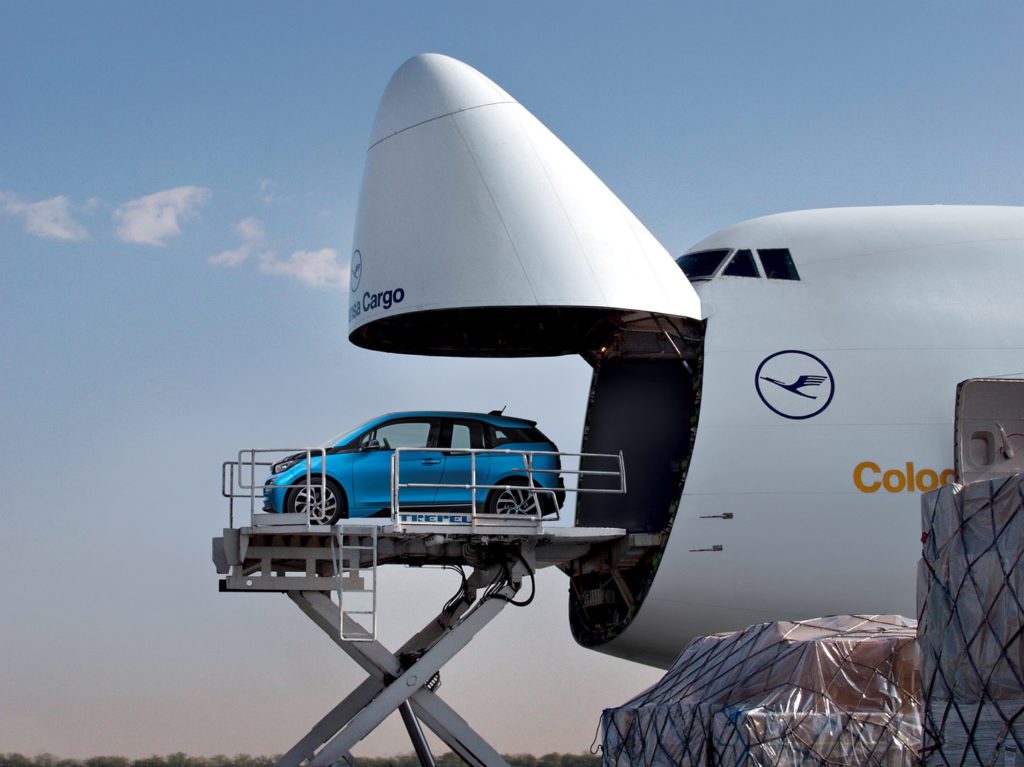 BMW i3 Custom Delivery - BMW Group - Flugverkehr, Flugreise, Flughafen, Frachtflugzeug der Lufthansa cargo