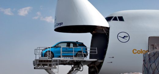 BMW i3 Custom Delivery - BMW Group - Flugverkehr, Flugreise, Flughafen, Frachtflugzeug der Lufthansa cargo