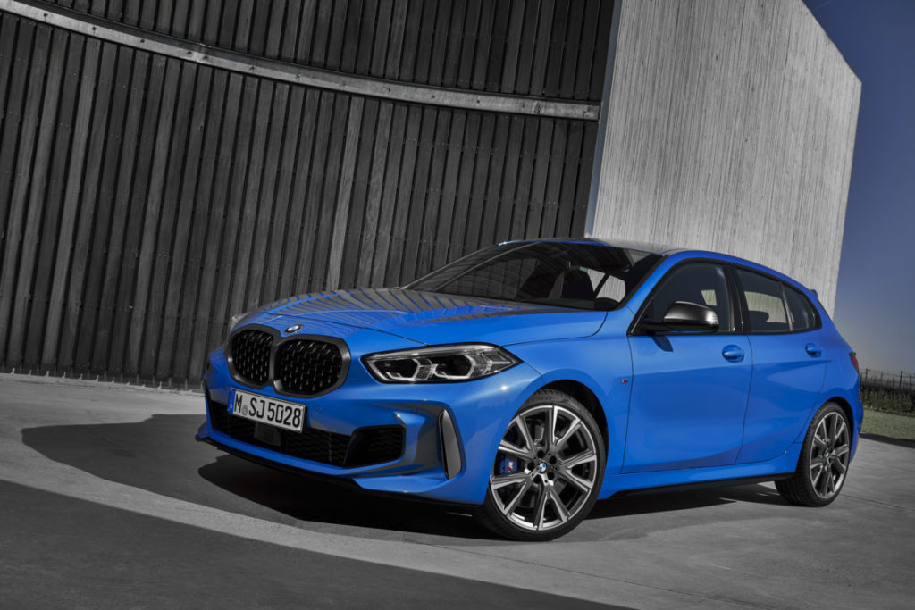 BMW-Serie-1-2020-F40-Official-BMW-M135i-xDrive-Misano-Blue-Metallic