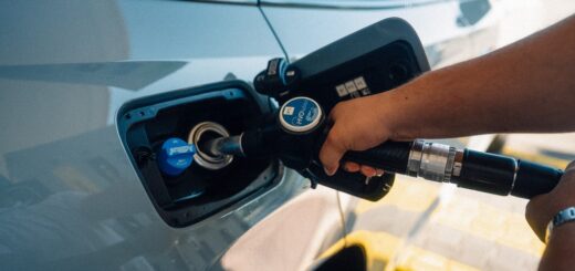 L'immagine ritrae un addetto alla pompa carburante ENI che &egrave; intento a rifornire un BMW con gasolio HVO a seguito di un memorandum di intesa tra BMW Group e ENI per le flotte.