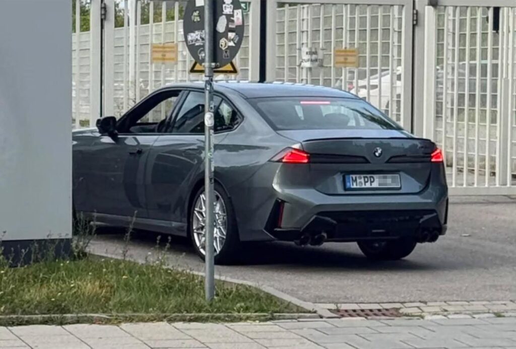 Immagine scappata della BMW M350 G50 2027 dove si osserva il posteriore definitivo.