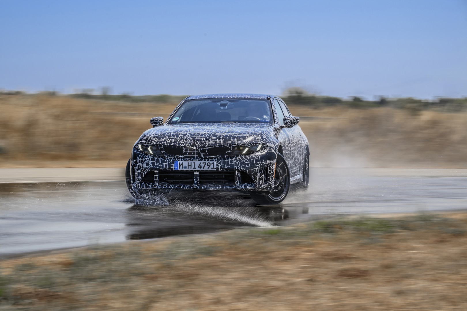 La nuova BMW M350 G50 2027 che drifta sul circuito di Miramas