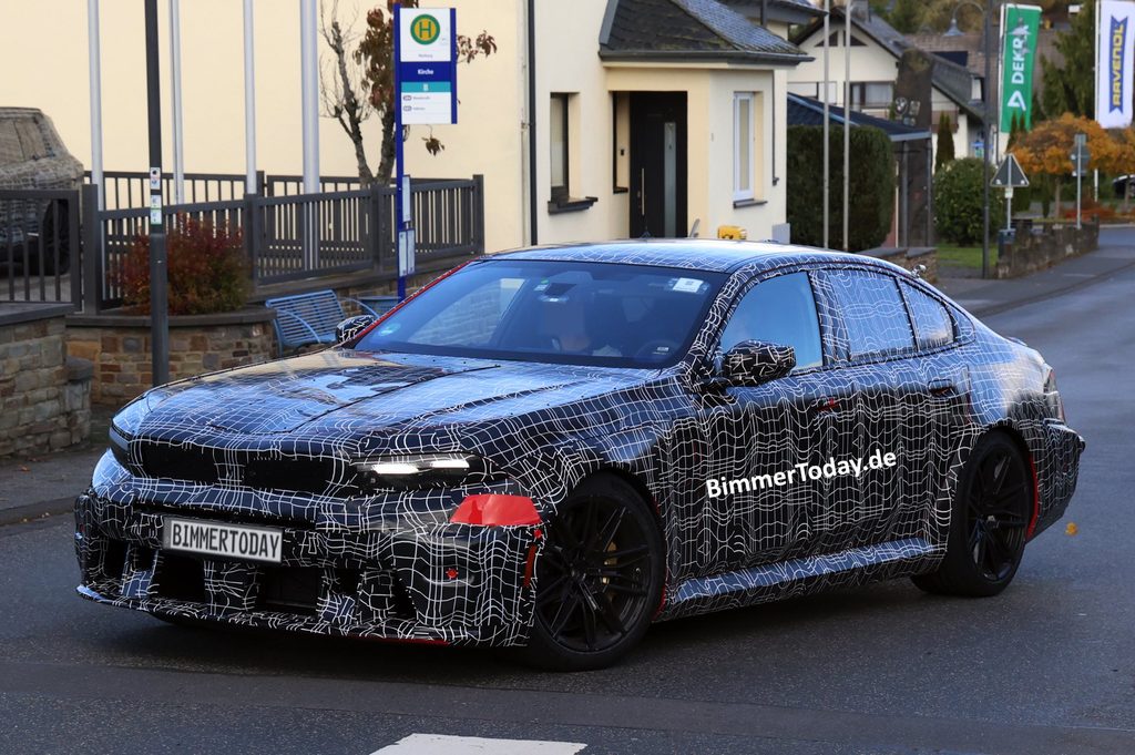 Le foto della BMW M5 Facelift 2027 (LCI) immortalate lungo la strada verso il Nurburgring