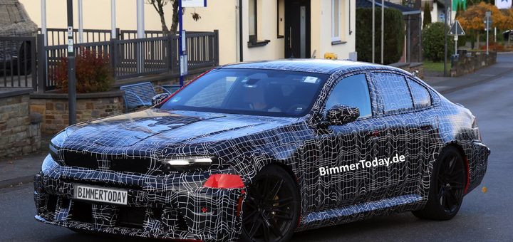 Le foto della BMW M5 Facelift 2027 (LCI) immortalate lungo la strada verso il Nurburgring